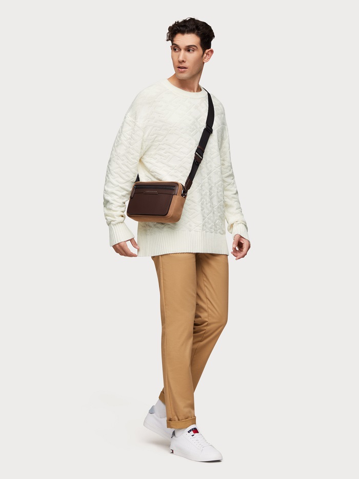 Man with cream cable knit crossbody bag